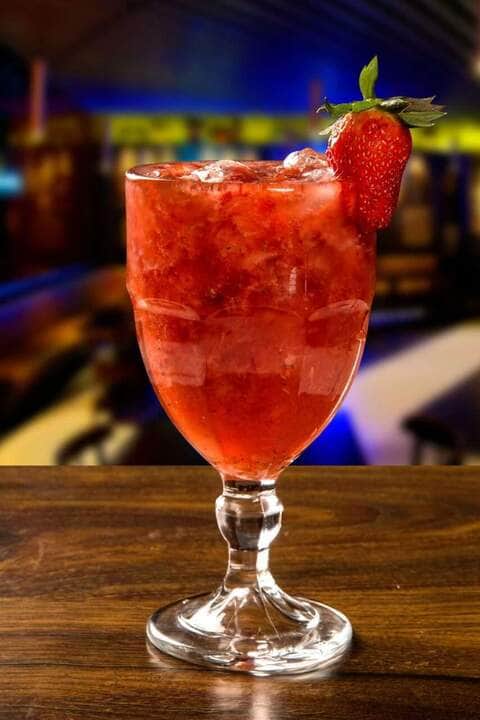 Fresh made Strawberry Caipirinha on wooden background - Fotos do Canva