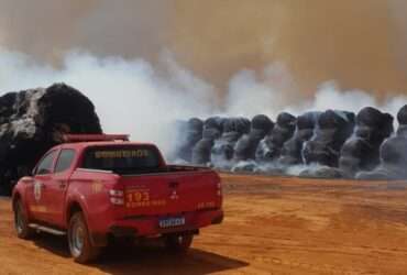 Incêndio de Grande Proporção Atinge Rolos de Algodão em Fazenda de Santo Antônio do Leste