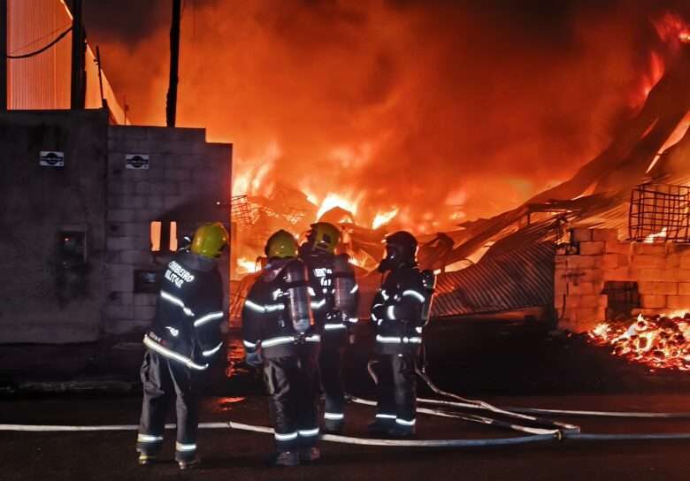 Incêndio de grandes proporções destrói depósito de resíduos em Sinop