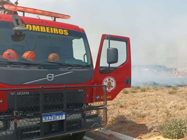 Incêndio em vegetação coloca casas em risco em cidade de Mato Grosso