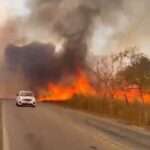 Incêndio gigante interrompe trânsito na MT-251 e coloca em risco a Chapada dos Guimarães