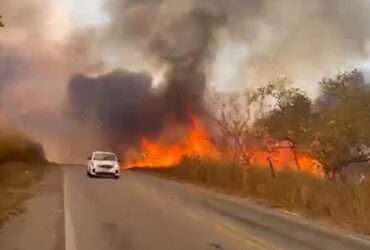 Incêndio gigante interrompe trânsito na MT-251 e coloca em risco a Chapada dos Guimarães