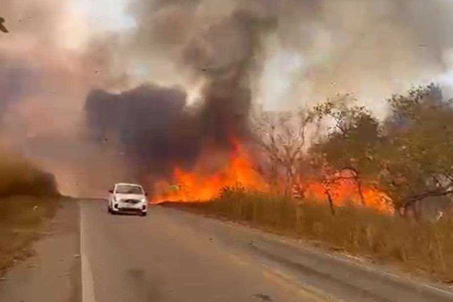 Incêndio gigante interrompe trânsito na MT-251 e coloca em risco a Chapada dos Guimarães