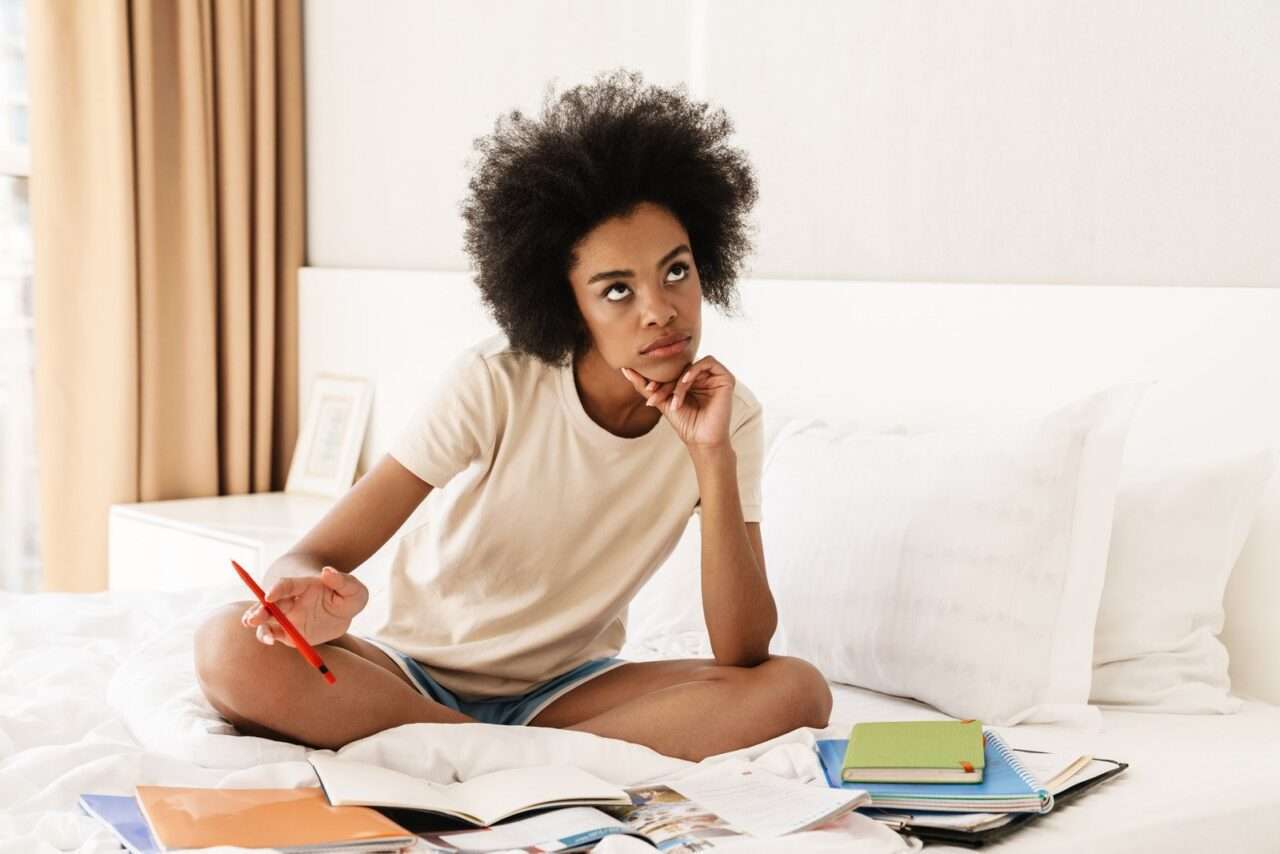 Jovem Africana Pensativa a Estudar - Fotos do Canva