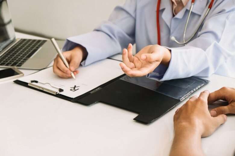 Médico consultando paciente e examinando saúde em clínica ou hospital - Fotos do Canva