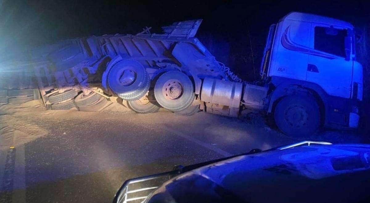 Motorista embriagado tomba carreta com carga de soja na MT-110 e é preso