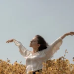 Mulher em um campo de flores - Fotos do Canva