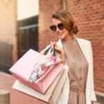 Mulher feliz nas compras