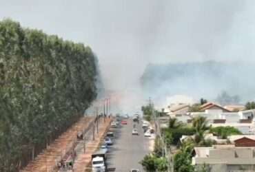 Nuvem de fumaça toma conta de Campo Novo do Parecis após grande incêndio