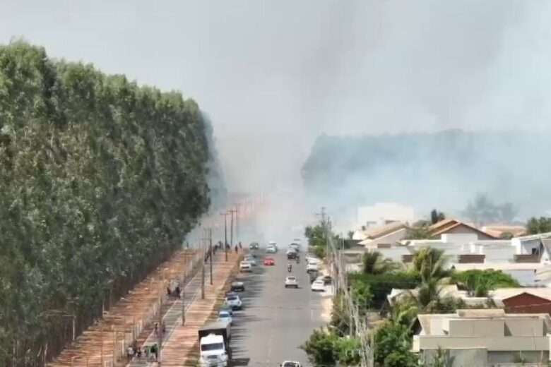 Nuvem de fumaça toma conta de Campo Novo do Parecis após grande incêndio