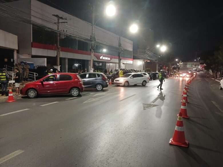 Operacao Lei Seca termina com 13 motoristas presos por embriaguez em Cuiaba