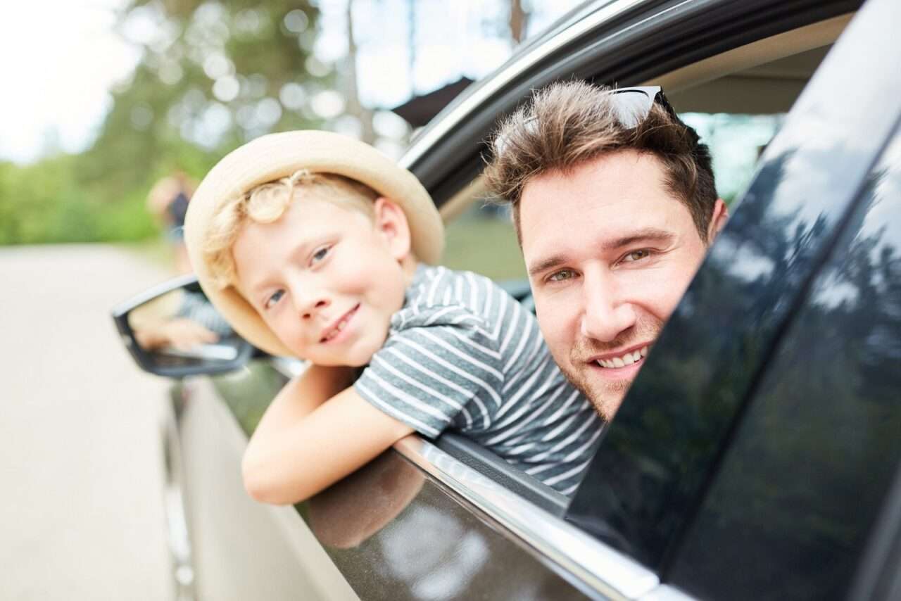 Pai e filho no carro antes da viagem - Fotos do Canva