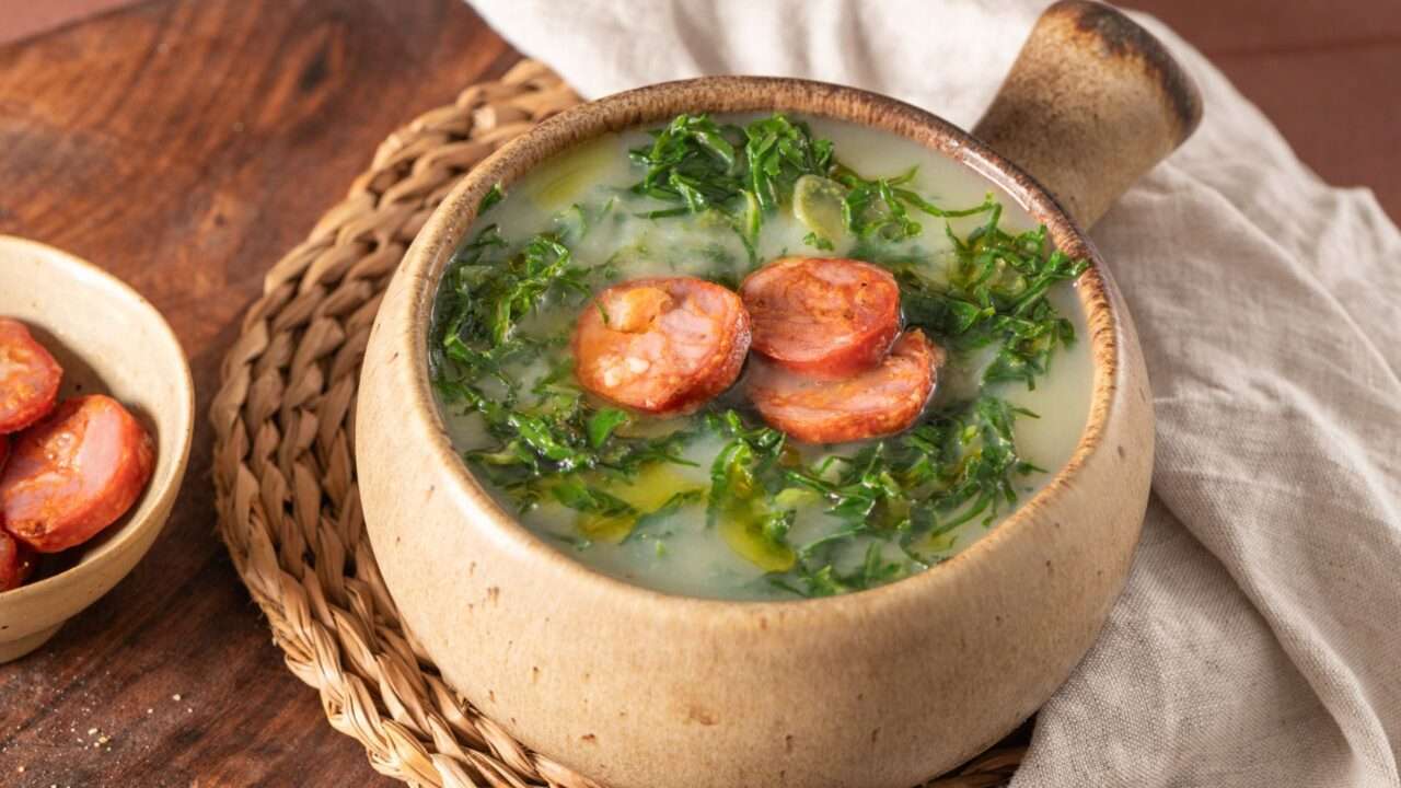 Receita de caldo verde com mandioca