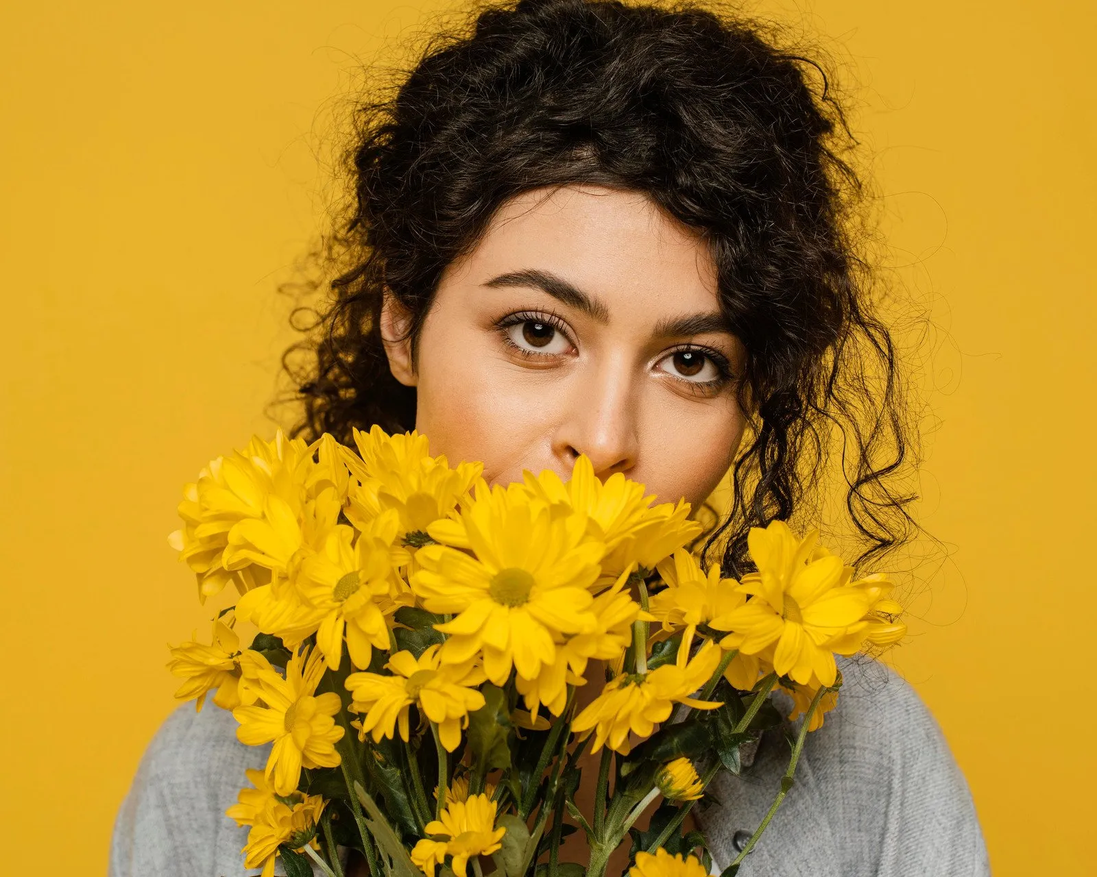 Setembro Amarelo Unido pela Saúde Mental Mulher Segurando Flores Amarelas - Fotos do Canva1