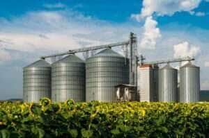 Silo de grãos em campo - Fotos do Canva