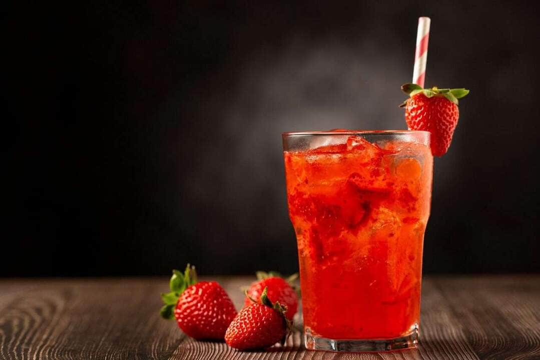 Strawberry caipirinha on the table. Strawberry cocktail. - Fotos do Canva