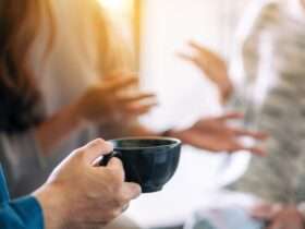 Tomando um café e lendo o horóscopo do dia