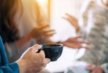 Tomando um café e lendo o horóscopo do dia