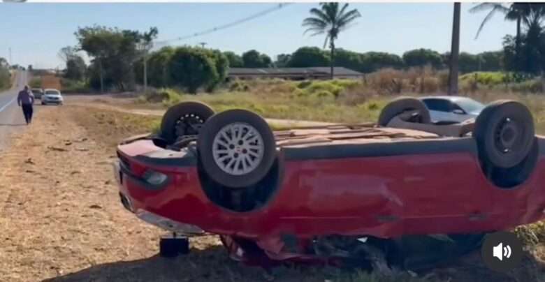 Mulher morre durante capotamento de carro na BR-163 em Sinop