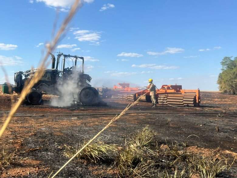 Corpo de Bombeiros combate incêndio de grandes proporções em Lucas do Rio Verde