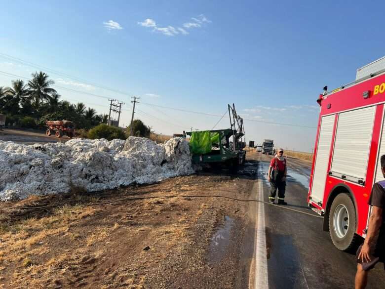 Bombeiros controlam incêndio em carreta carregada de algodão na BR-163 em Lucas do Rio Verde