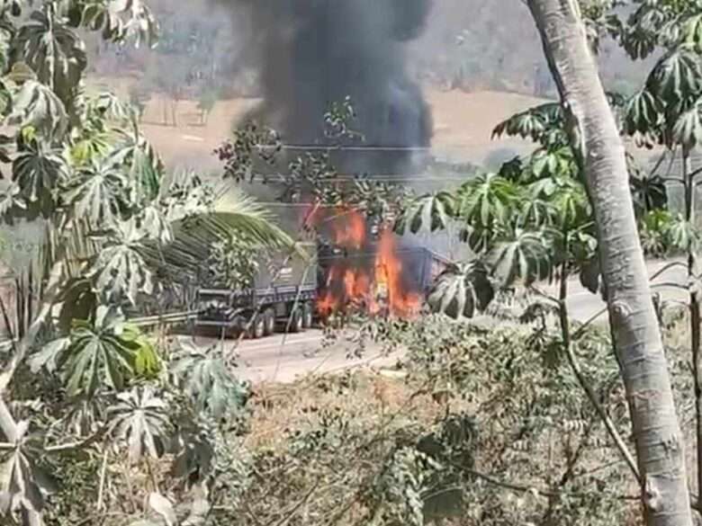 Colisão entre carretas causa incêndio e bloqueio total da BR-364 em Santo Antônio de Leverger