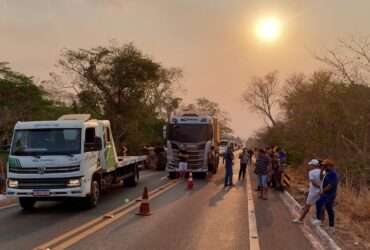 Acidente entre Fiat Strada e caminhão causa congestionamento de 3 horas na MT-246