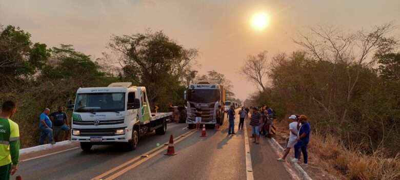 Acidente entre Fiat Strada e caminhão causa congestionamento de 3 horas na MT-246