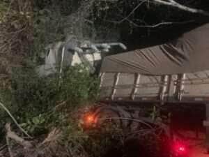 Acidente na BR-163 em MT causa incêndio e provoca apagão