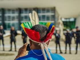 Brasília (DF), 20/03/2024, - Indígenas do Mato Grosso do Sul e do Paraná se reúnem em frente ao STF, onde se manifestarão contra a Lei 14. 701/2023. A “Lei do Marco Temporal” está em vigor desde sua promulgação pelo Congresso, em dezembro. Os indígenas dos povos Avá-Guarani, Guarani e Kaiowá, Terena, Kinikinau e Kadiwéu reivindicam que ela seja declarada inconstitucional pelo STF, que já decidiu sobre o tema em julgamento de repercussão geral. Foto: Rafa Neddermeyer/Agência Brasil