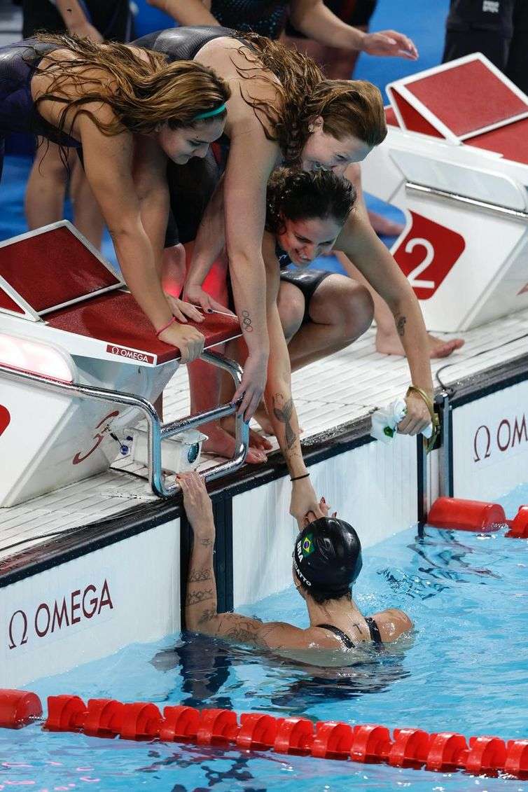 equipe brasileira feminina de natação se classifica à final do revezamento 4x100m em Paris 2024 - em 01/08/2024