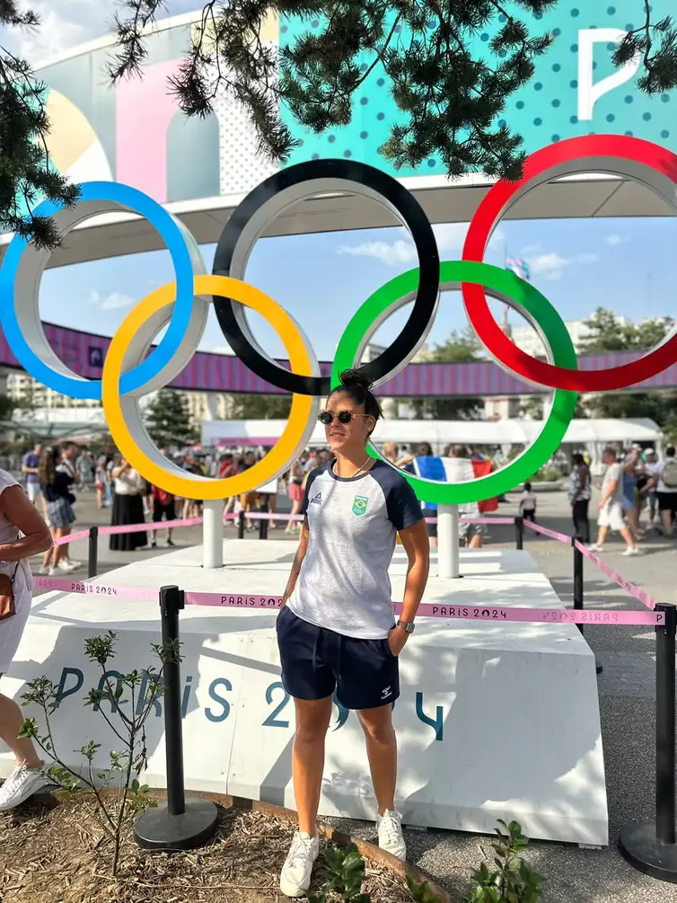 Carolina Pires - demonstração de handebol de praia em Paris 2024 - universitária atleta do JUBs Praia no Rio de Janeiro 