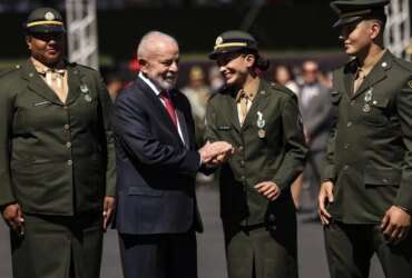 Brasília (DF), 22/08/2024 - O presidente Luiz Inácio Lula da Silva condecora medalhistas nas Olimpíadas de Paris: os judocas Beatriz Souza e Guilherme Schimidt e a jogadora de vôlei Natália Araújo, durante a solenidade comemorativa ao Dia do Soldado, no Quartel-General do Exército, em Brasília. Foto: Marcelo Camargo/Agência Brasil