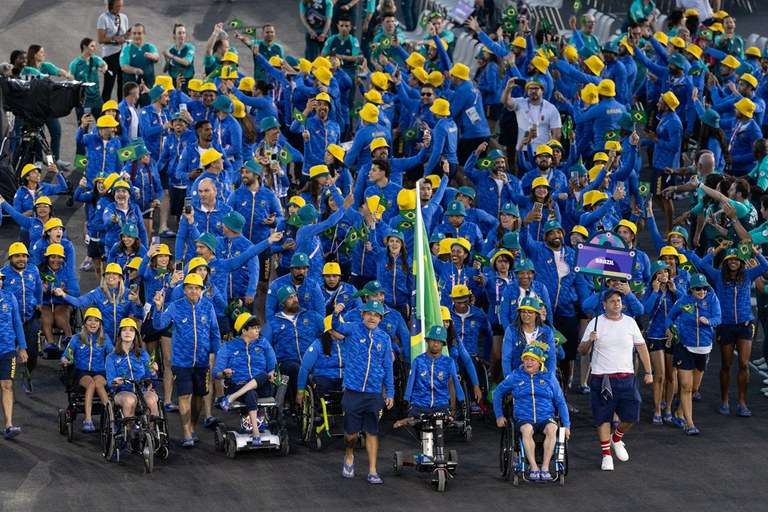 Brasil anima a Champs-Élysées na abertura dos Jogos Paralímpicos - Alê Cabral/CPB