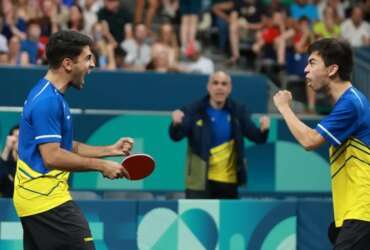 Guilherme teodoro e vitor ishi comemoram classificação às quartas de final ^masculinas da competição por equipes do tênis de mesa em Paris 2024 - em 05/8/2024 Por: Divulgação/ITTF