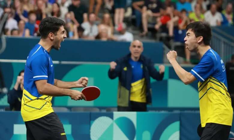 Guilherme teodoro e vitor ishi comemoram classificação às quartas de final ^masculinas da competição por equipes do tênis de mesa em Paris 2024 - em 05/8/2024 Por: Divulgação/ITTF