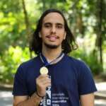 Rio de Janeiro (RJ), 23/08/2024 – O estudante de matemática da Pontifícia Universidade Católica do Rio de Janeiro (PUC-Rio), vencedor da medalha de ouro na Olimpíada Internacional de Matemática 2024, Miguel Batista, no campus da instituição, na zona sul da capital fluminense. Foto: Tomaz Silva/Agência Brasil