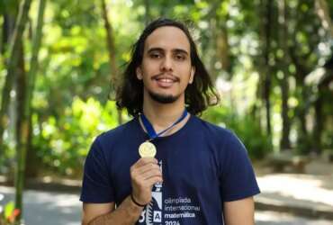 Rio de Janeiro (RJ), 23/08/2024 – O estudante de matemática da Pontifícia Universidade Católica do Rio de Janeiro (PUC-Rio), vencedor da medalha de ouro na Olimpíada Internacional de Matemática 2024, Miguel Batista, no campus da instituição, na zona sul da capital fluminense. Foto: Tomaz Silva/Agência Brasil