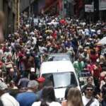 São Paulo SP 03/11/2023 Movimento na Ladeira Porto Geral com a Rua 25 de Março, após o feriado de Finados. Foto: Paulo Pinto/Agência Brasil