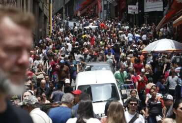 São Paulo SP 03/11/2023 Movimento na Ladeira Porto Geral com a Rua 25 de Março, após o feriado de Finados. Foto: Paulo Pinto/Agência Brasil