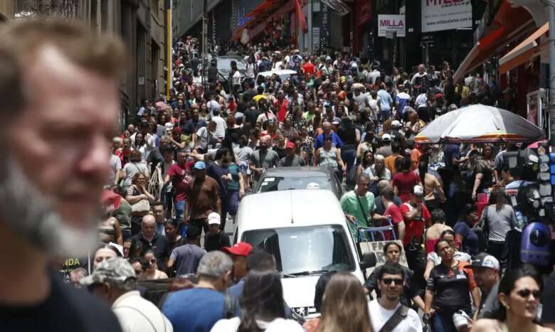 São Paulo SP 03/11/2023 Movimento na Ladeira Porto Geral com a Rua 25 de Março, após o feriado de Finados. Foto: Paulo Pinto/Agência Brasil