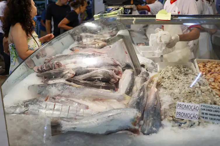 Brasília, 30/03/2024 Pessoas compram peixe na Feira do Guará, cidade satélite de Brasília. Foto: Fabio Rodrigues-Pozzebom/ Agência Brasil