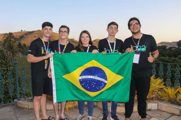 Brasil traz 5 medalhas da Olimpíada Internacional de Astronomia e Astrofísica - Equipe brasileira participantes da 17ª IOAA