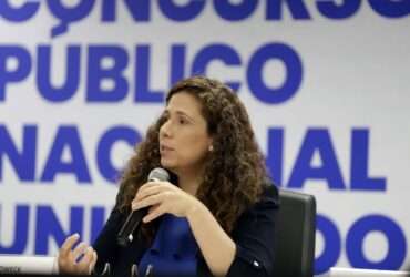 Brasília (DF), 18. 08. 2024 - Ministra da Gestão e da Inovação em Serviços Públicos, Ester Dweck, durante entrevista coletiva sobre o balanço do Concurso Público Nacional Unificado – CPNU. Foto: Bruno Peres/Agência Brasil