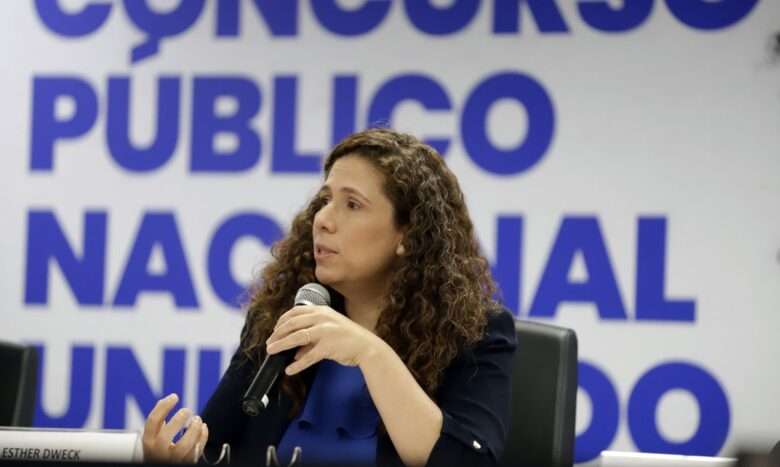 Brasília (DF), 18. 08. 2024 - Ministra da Gestão e da Inovação em Serviços Públicos, Ester Dweck, durante entrevista coletiva sobre o balanço do Concurso Público Nacional Unificado – CPNU. Foto: Bruno Peres/Agência Brasil