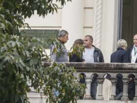 São Paulo (SP) 10/08/2024 – Familiares das vítimas do acidente aéreo que envolveu avião da Voepass que ocorreu em Vinhedo, chegando ao Instituto médico legal (IML). Foto: Paulo Pinto/Agência Brasil