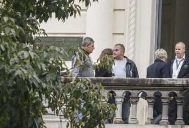 São Paulo (SP) 10/08/2024 – Familiares das vítimas do acidente aéreo que envolveu avião da Voepass que ocorreu em Vinhedo, chegando ao Instituto médico legal (IML). Foto: Paulo Pinto/Agência Brasil