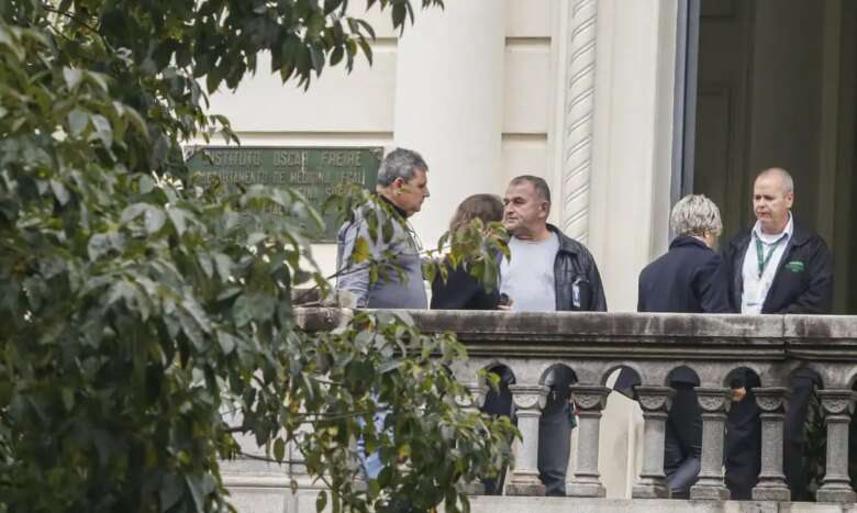 São Paulo (SP) 10/08/2024 – Familiares das vítimas do acidente aéreo que envolveu avião da Voepass que ocorreu em Vinhedo, chegando ao Instituto médico legal (IML). Foto: Paulo Pinto/Agência Brasil