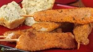 Como fazer espetinho de frango empanado