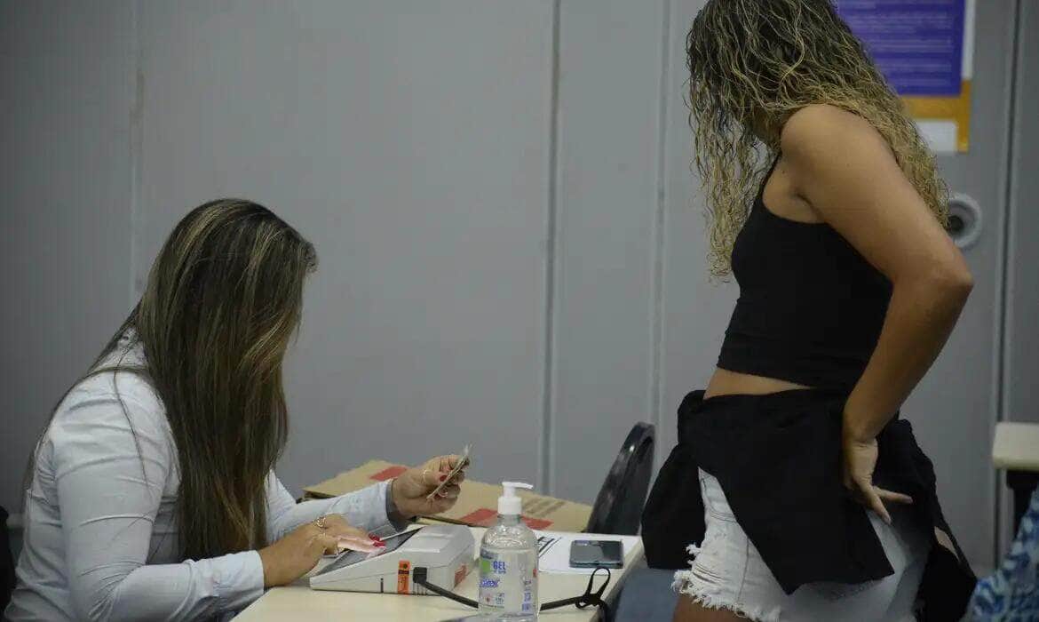 Eleitores do Rio de Janeiro votam no maior colégio eleitoral da capital, Expo Mag, na Cidade Nova, região central da cidade Por: Tomaz Silva/Agência Brasil